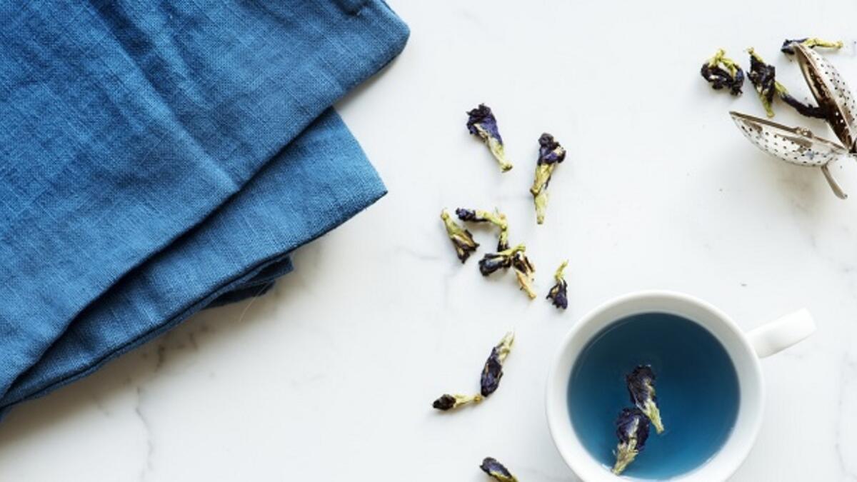 الشاي الأزرق: يعد من أغرب أنواع الشاي في العالم نظرًا للونه الذي يكتسبه من زهور البازلاء المجففة التي يمكن الثور عليها في تايلاند، كما يتميز بنكهته الغريبة خاصة عندما يتم مزجه بقطرات من الليمون الحامض.