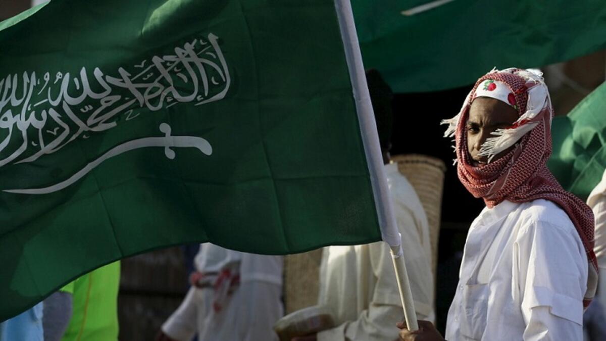 عدم التعرض لما يثير النعرات والفرقة والكراهية بين المواطنين.