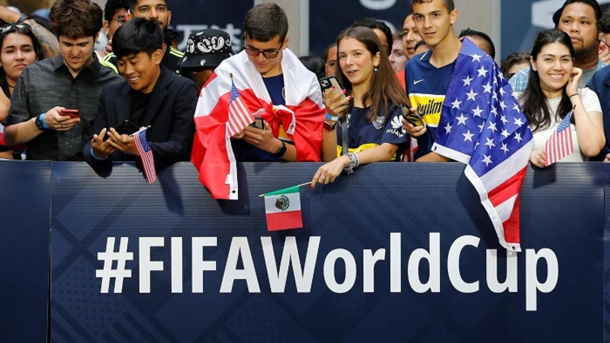 نظام كأس العالم 2026: يتطلب نظام كأس العالم 2026 توزيع الـ48 منتخبًا على 16 مجموعة، تضم كل منها 3 فرق يتأهل المتصدر والوصيف إلى دور الـ32، وبعد ختام مرحلة المجموعات، تستكمل المنافسات بالنظام الإقصائي كما جرت العادة، من دور الـ32 وصولًا إلى المباراة النهائية.