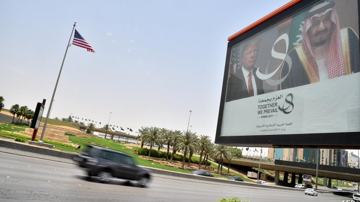 (العلم الأمريكي) دونالد ترامب: زُينت شوارع مدينة جدة بالعلمين السعودي والأمريكي احتفالًا بزيارته، كما رُفعت صوره إلى جانب صور الملك سلمان. جو بايدن: خلت الطرقات من الأعلام الأمريكية.