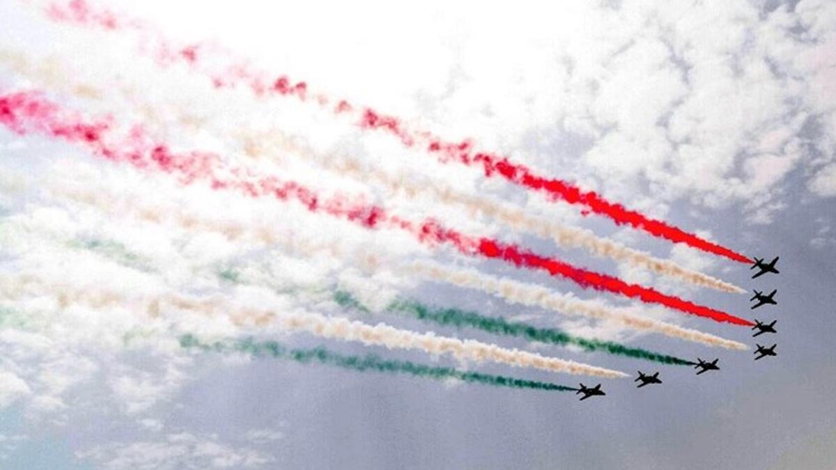 (المدفعية العسكرية) دونالد ترامب: أطلقت المدفعية السعودية فور وصولخ طلقات ترحيبية، وحلقت مجموعة من الطائرات ترحيبًا. جو بايدن: لم تشهد سماء السعودية أي مظاهر احتفالية بزيارته.