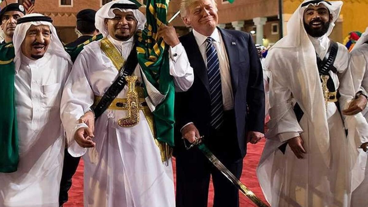 (العرضة السعودية) دونالد ترامب: في حالة من البهجة، وقف الرئيس الأمريكي السابق دونالد ترامب ليؤدي رقصة العرضة حاملًا سيفًا برفقة الملك سلمان بن عبدالعزيز آل سعود. جو بايدن: لم يتم إقامة أي مظاهر احتفالية للرئيس الأمريكي الحالي جو بايدن.