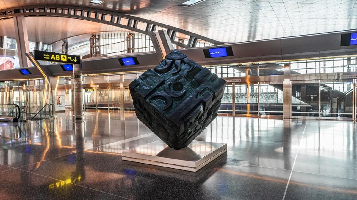 رسالة سلام للعالم: للفنان العراقي أحمد البحراني - مكعب ضخم يرمز إلى أن رفاهية الأطفال تتساوى مع أهمية الاستثمار في الأمن الاقتصادي والتعليم.