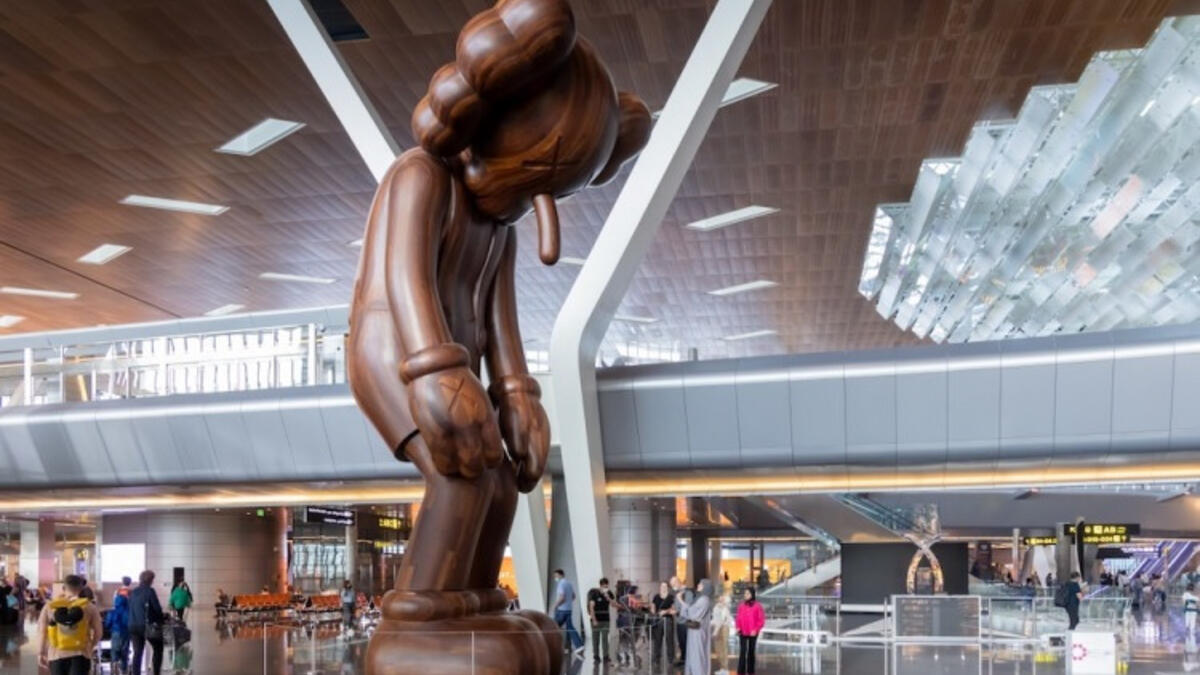 كذبة صغيرىة: للفنان الأمريكي المعروف بـ"كاوس"، يعبر عن ذكريات الطفولة المتعلقة بالألعاب الخشبية.