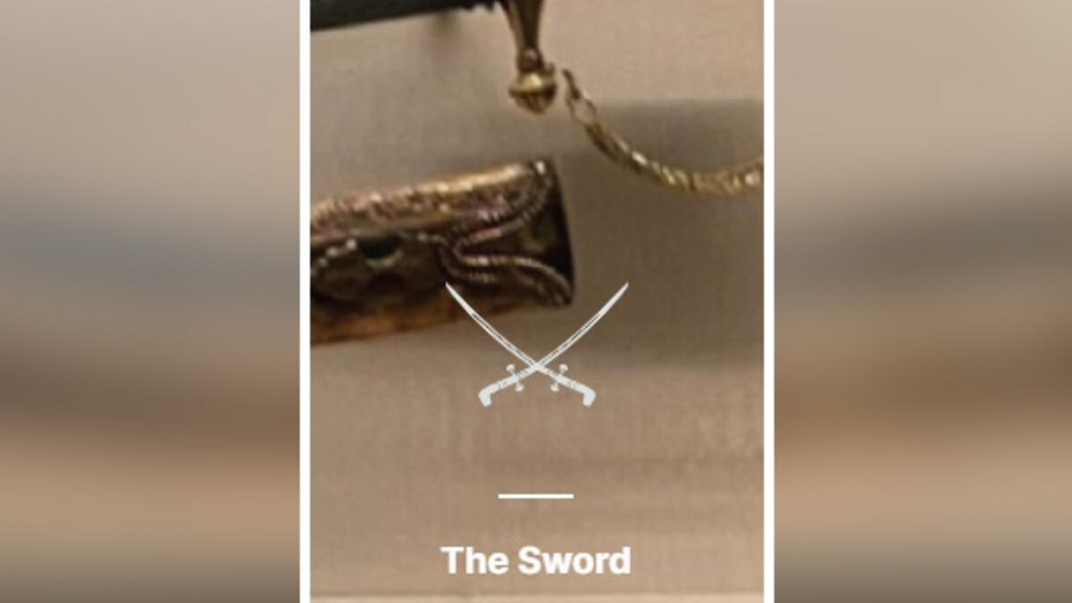 السيفان: رمز يعتز به الشعب القطري وفيه تتجسد حماية الوطن ضد أي معتدٍ، وسيف المؤسس رمزًا للشجاعة والقوة المرتبطة بحكمة صاحبه.