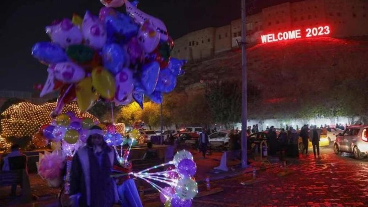 عراقيون يتجمعون حول قلعة أربيل، عاصمة المنطقة الكردية المتمتعة بالحكم الذاتي في شمال العراق، قبل احتفالات رأس السنة الجديدة في 31 ديسمبر 2022.