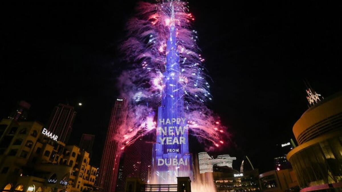 الألعاب النارية تنطلق من برج خليفة خلال احتفالات ليلة رأس السنة في دبي، الإمارات العربية المتحدة. (أ ف ب)