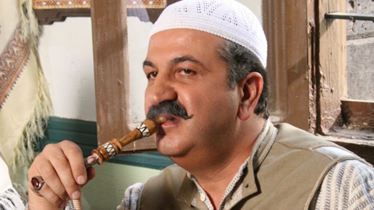 وفيق الزعيم (1960 – 2014): قدم شخصية أبو حاتم مالك قهوة حارة الشاغور في مسلسل باب الحارة بأجزائها الخمسة الأولى، لكنه توفي بعد صراع مع سرطان الكبد عن عمر يناهز الـ53 عام.