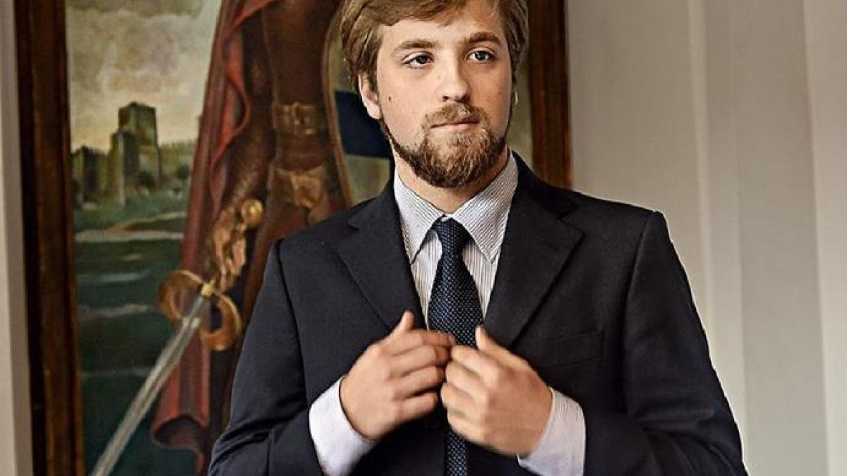 الأمير أفونسوا (26 عامًا): الابن الأكبر ووريث دوق براغانزا، السلالة الأخيرة التي حكمت البرتغال، تلقى تعليمه في إنجلترا، ولديه شقيقان ، إنفانتا ماريا فرانسيسكا وإنفانتي دينيس، دوق بورتو.