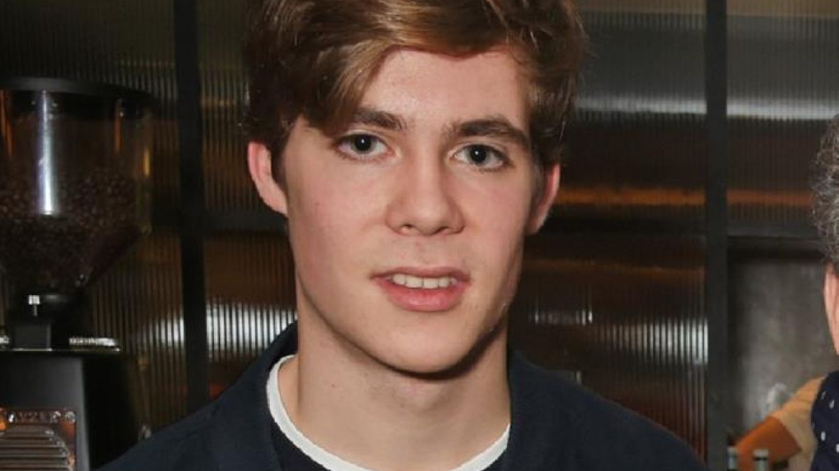 تشارلز أرمسترونج جونز (22 عامًا): هو من أحفاد الأميرة مارجريت، ولا يحمل لقبًا ملكيًا، إلا أنه سليل مباشر للملكة إليزابيث والملكة الأم والملك جورج السادس من جهة والده.