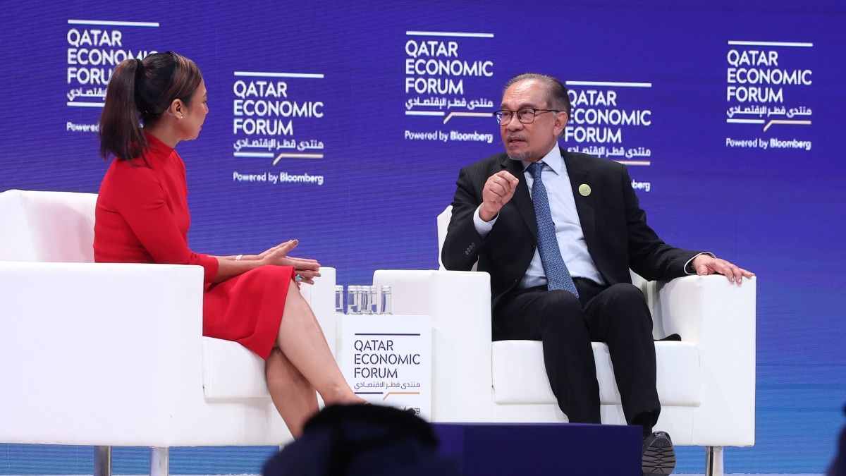 Malaysia's Prime Minister Anwar Ibrahim (R) attends the Qatar Economic Forum in Doha on May 14, 2024. (Photo by KARIM JAAFAR / AFP)