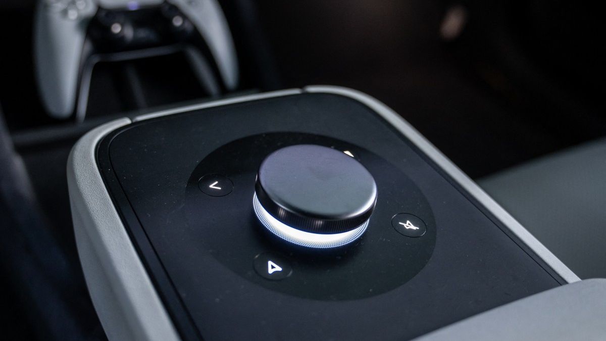 The Afeela electric vehicle also boasts a luxurious interior with significant updates from the prototype. New features include a larger central console with two wireless charging pads, as well as the use of artificial intelligence for driver assistance systems. The vehicle will utilize the Vision Transformer model for route planning, with a backup system to ensure safety. These systems will also rely on Qualcomm chips.