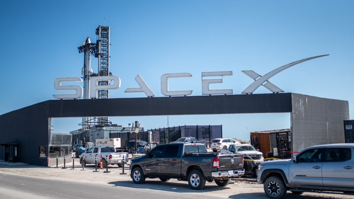 The previous test flight in June encountered issues with heat shield tiles, affecting the vehicle's landing accuracy. For this flight, SpaceX has completely reworked the thermal protection system, spending over 12,000 hours on improvements.(photo by afp)