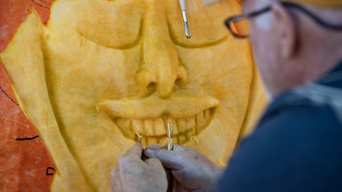 Gienger's massive 2,471-pound (1,121-kilogram) pumpkin secured him the top prize for the fourth year in a row, edging out his closest competitor by just 6 pounds (2.7 kilograms) (photo by afp).