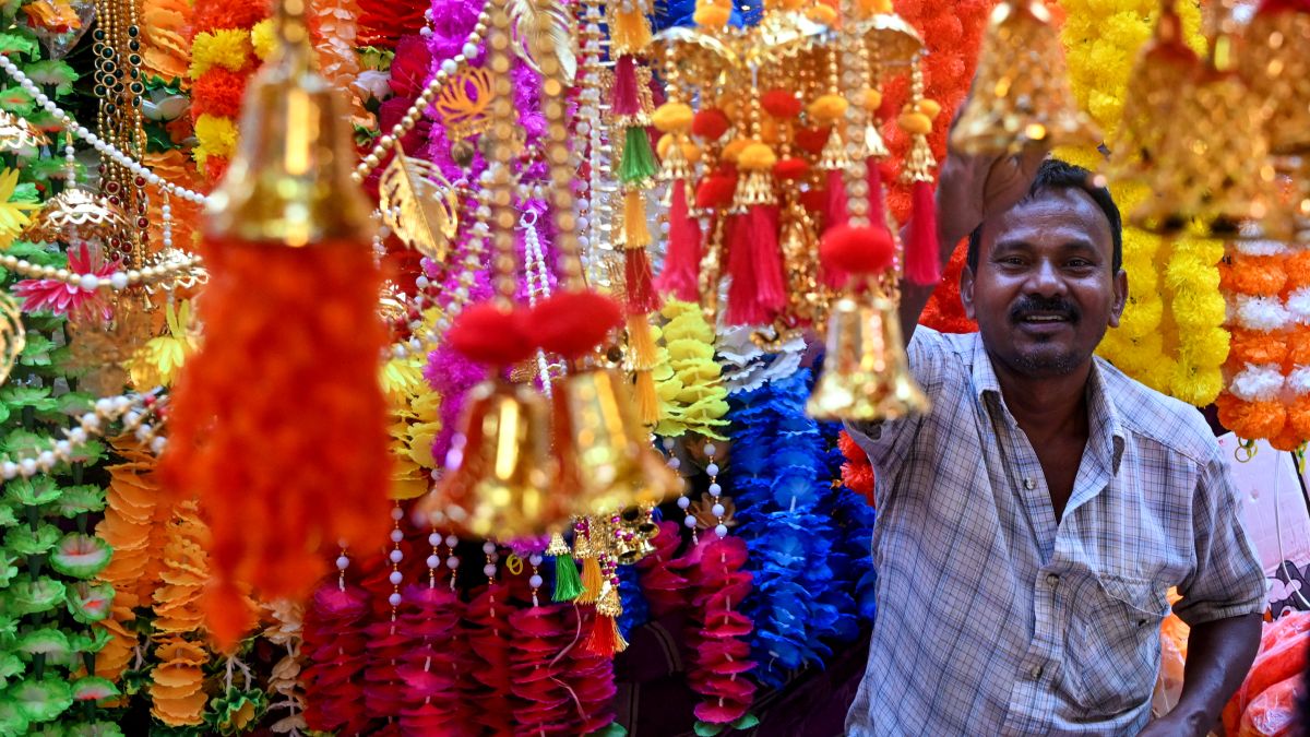 There are various stories about the origins of the festival. Professor Jan Wolford from La Trobe University notes that "even non-religious Australians celebrate Diwali." Aaron Sharma, the organizer of the Diwali festival in Melbourne, mentioned in a previous interview with SBS News that the ritual of using lights, known as Diyas, can be an opportunity for quiet reflection, focus, and self-enlightenment. (photo by afp)