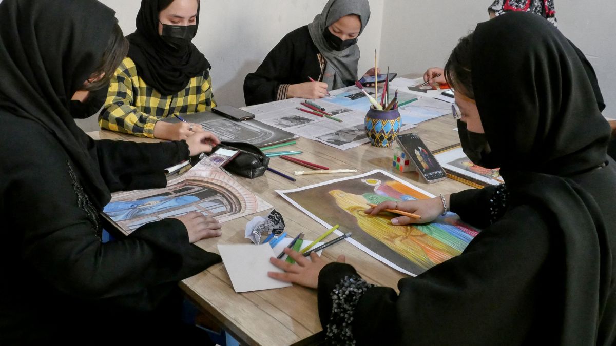 The women of Afghanistan didn’t receive the support they deserved from the international community. Since their return to power, Taliban officials have established a gender apartheid in Afghanistan , These Afghan women prepare apple chips (photo by AFP)