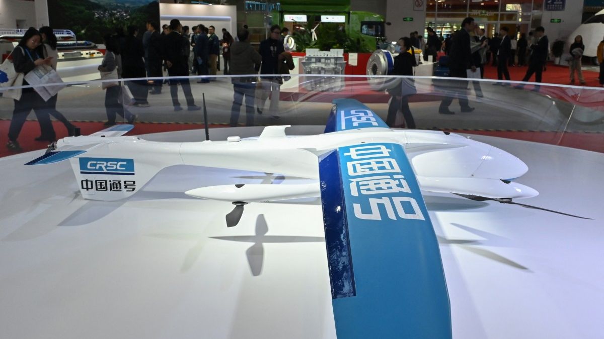 Zhang Shaogang, Vice President of the China Council for the Promotion of International Trade, emphasized that this important event serves as a platform for both local and international companies to showcase their innovations, engage in meaningful business discussions, and exchange views on enhancing cooperation in the supply chain. (Photo by Afp)