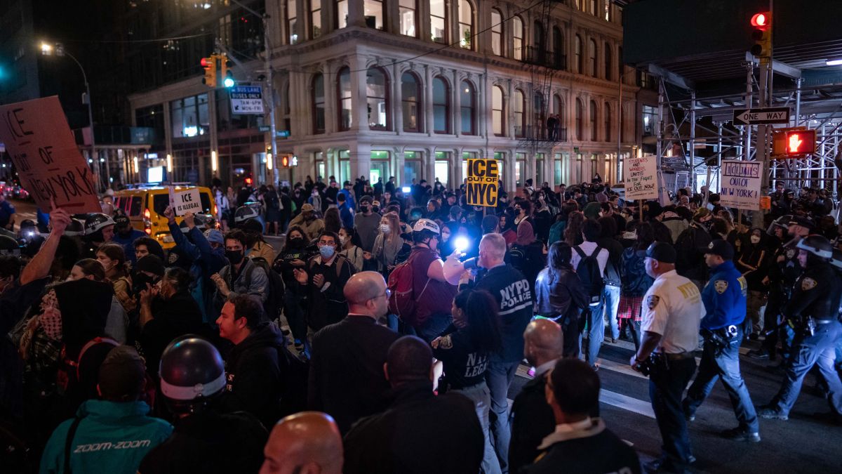 People protest against an earlier raid by federal agents outside of 26 Federal Plaza on October 21, 2025 in New York City. AFP Trump halts planned federal agent surge in San Francisco