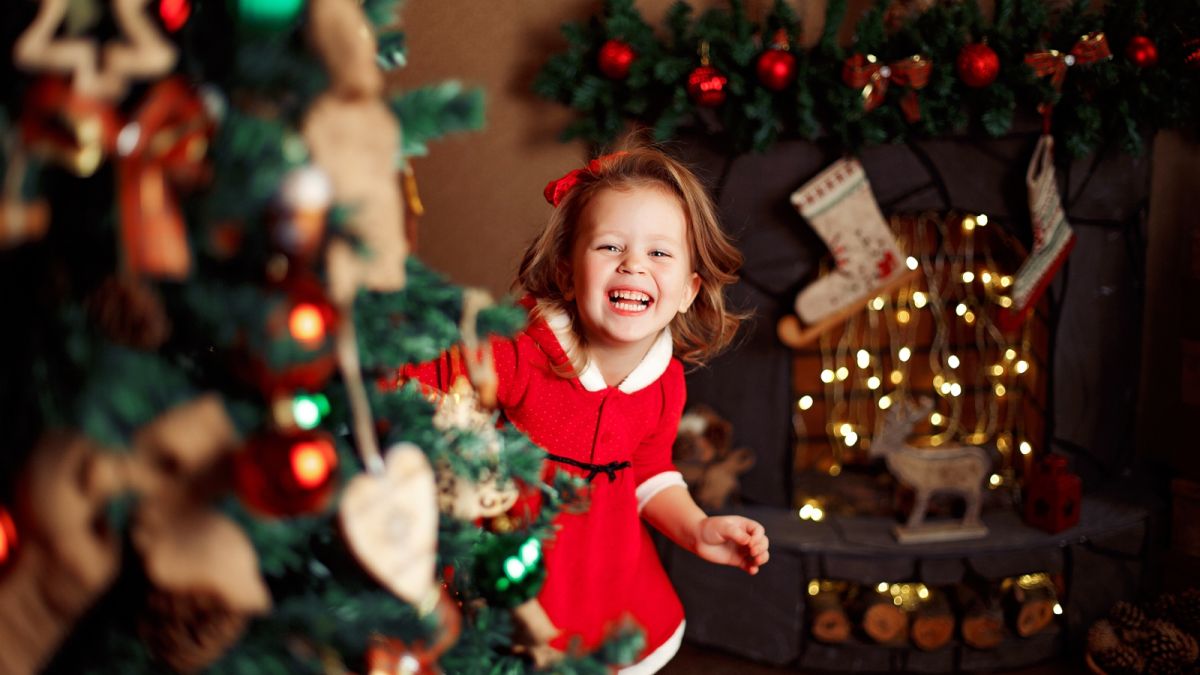 أنشطة ممتعة للأطفال حول شجرة الكريسماس