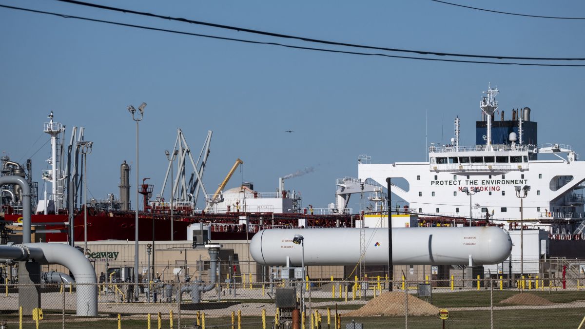 Venezuela banks $300M from first U.S. brokered oil sale 