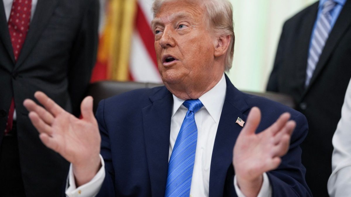 Trump threatens “very hard” strikes on Iran and hints at oil infrastructure takeover 