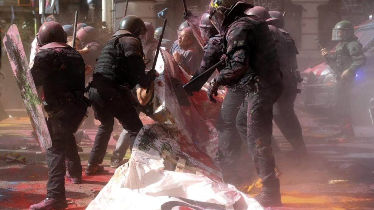 Catalan regional police 'Mossos D'Esquadra' officers clash with separatist protesters during a counter-protest against a demonstration in support of Spanish police in Barcelona on September 29, 2018. 
Pau Barrena / AFP