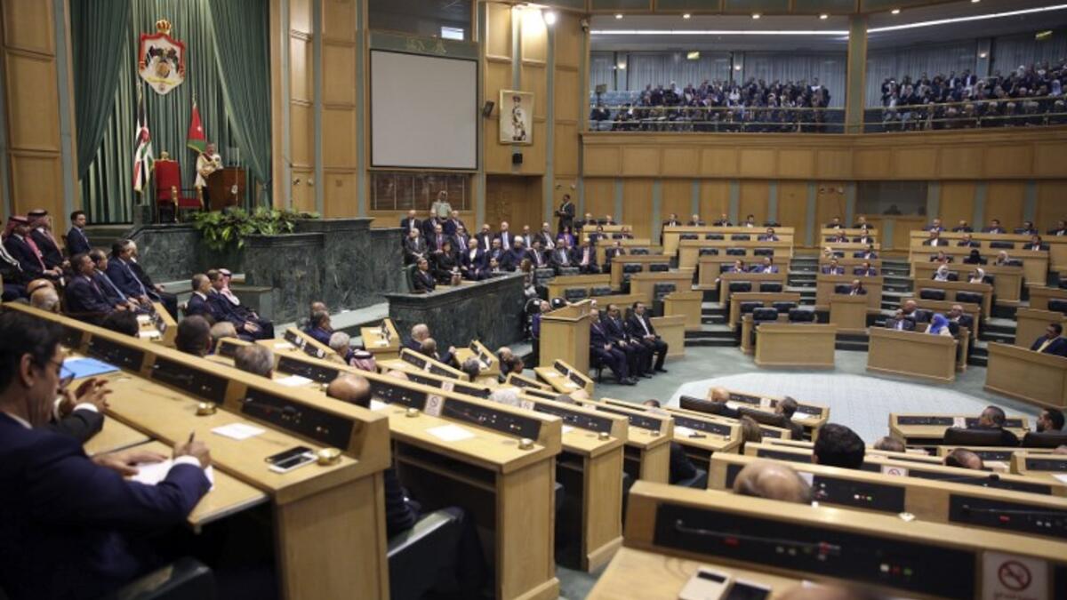 Jordan's King Abdullah II (L) delivers a speech to the parliament, as he opens the third regular session session in the capital Amman on October 14, 2018. (KHALIL MAZRAAWI / AFP)