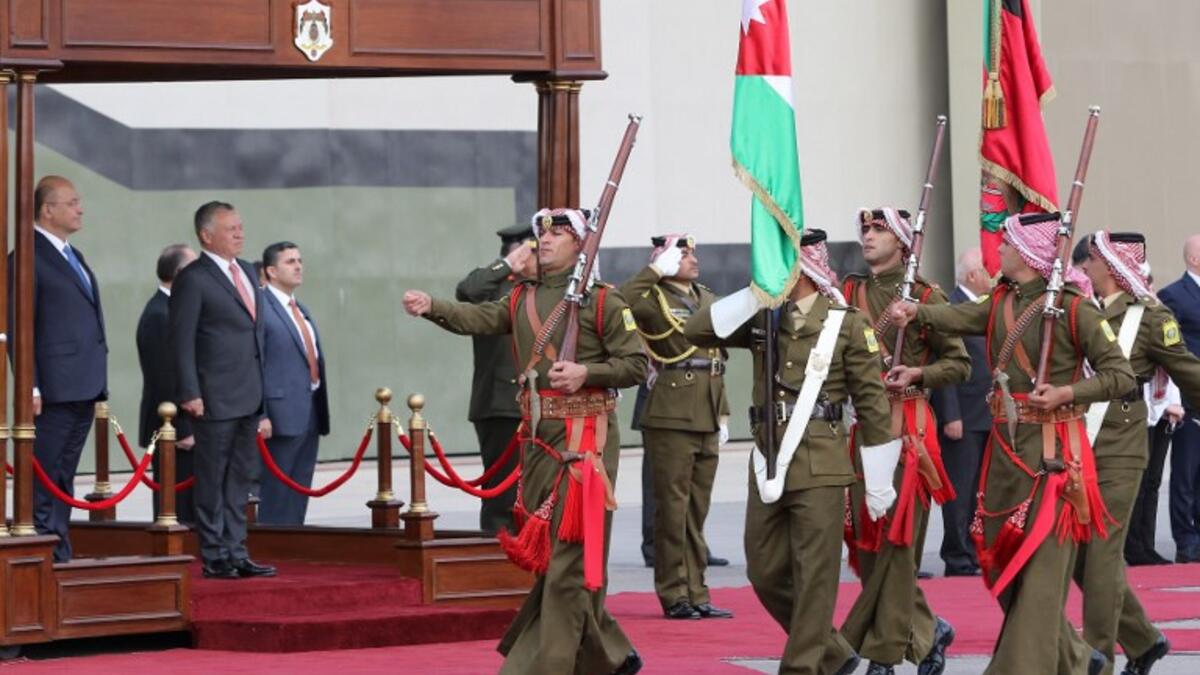 Iraq's President Barham Salih and Jordan's King Abdullah II (R) review an honor guard at Amman's military airport, on November 15, 2018. 
Khalil MAZRAAWI / AFP