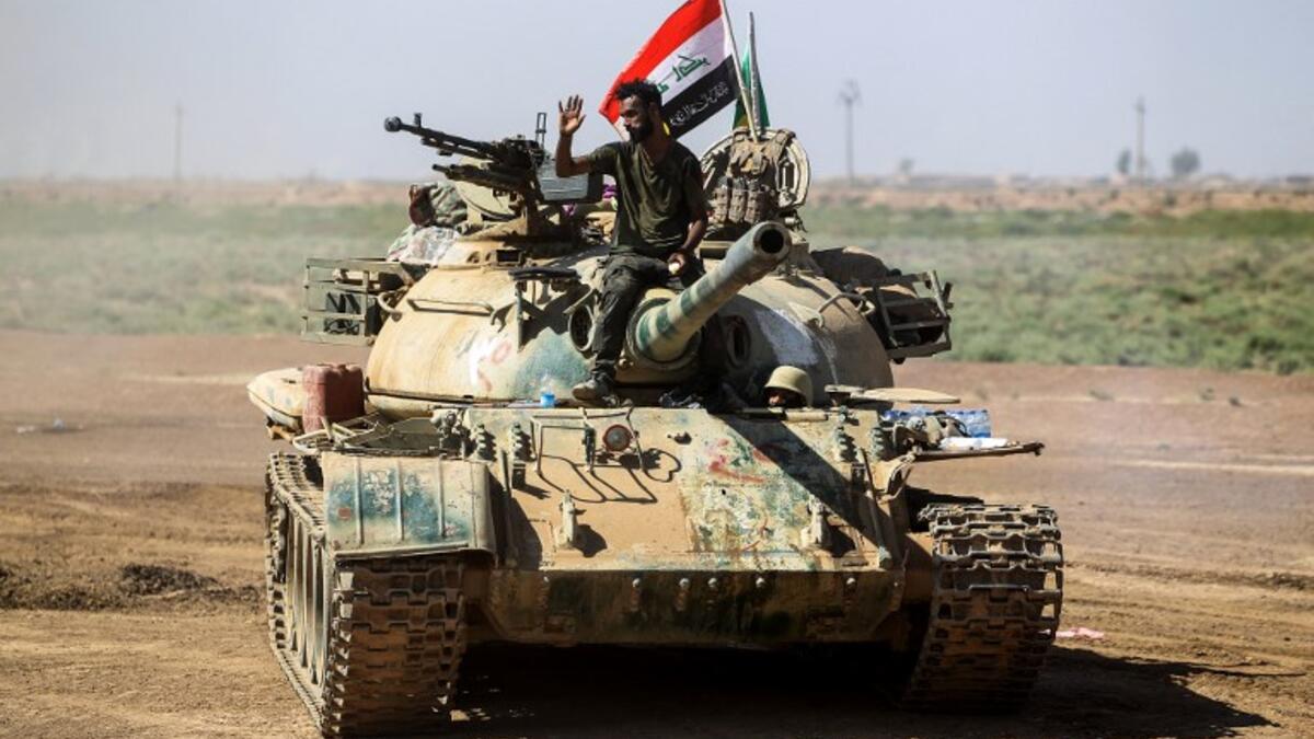 A picture taken on October 6, 2017 shows a tank belonging to the Hashed al-Shaabi (Popular Mobilisation) paramilitaries advancing towards villages between the northern Iraqi cities of Hawija and Kirkuk
AHMAD AL-RUBAYE / AFP