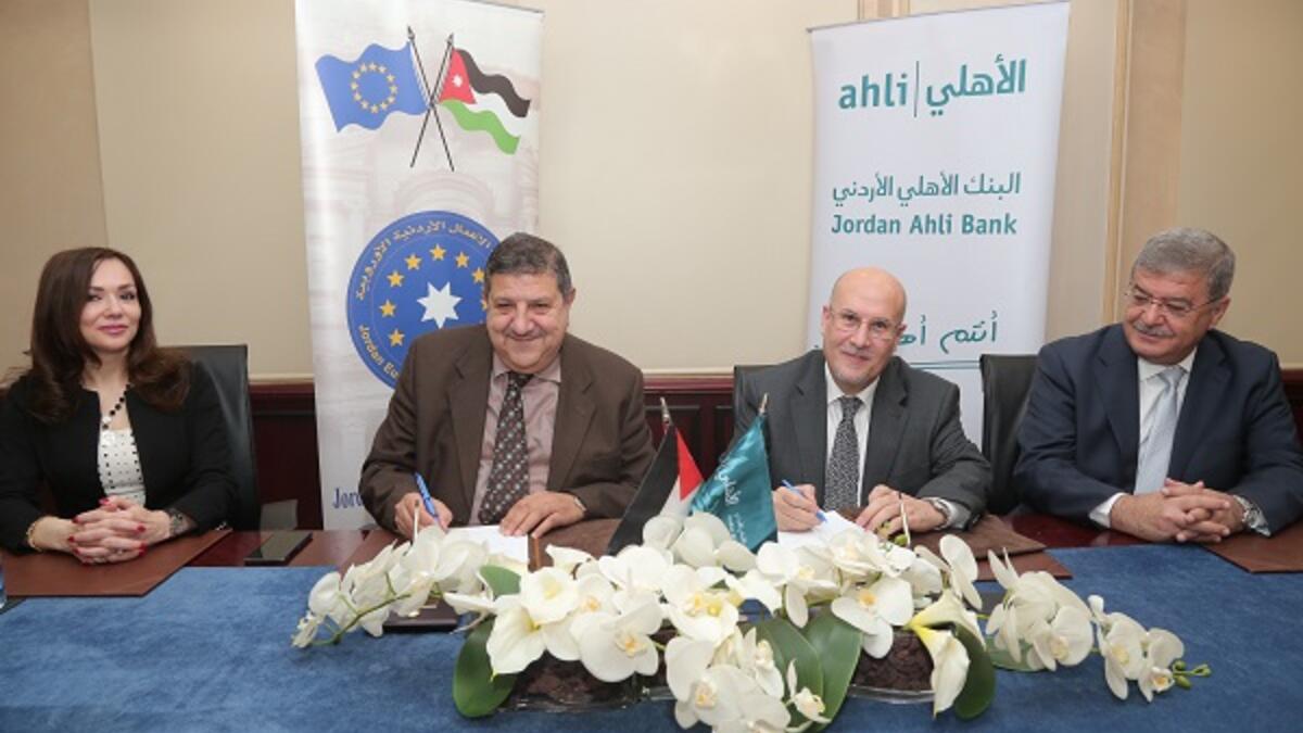 في سلطنة عُمان هناك قوانين ضد المثلية قد تصل بالسجن لثلاث سنين، ولكنها غير مطبقة، بل إن هذا الأمر لدى العُمانيين يحظى بانتشار واسع، ولا تتم معاقبة المثليين إلا ان ارتكبوا الجرائم والمحظورات التي يعاقب عليها أي انسان آخر.