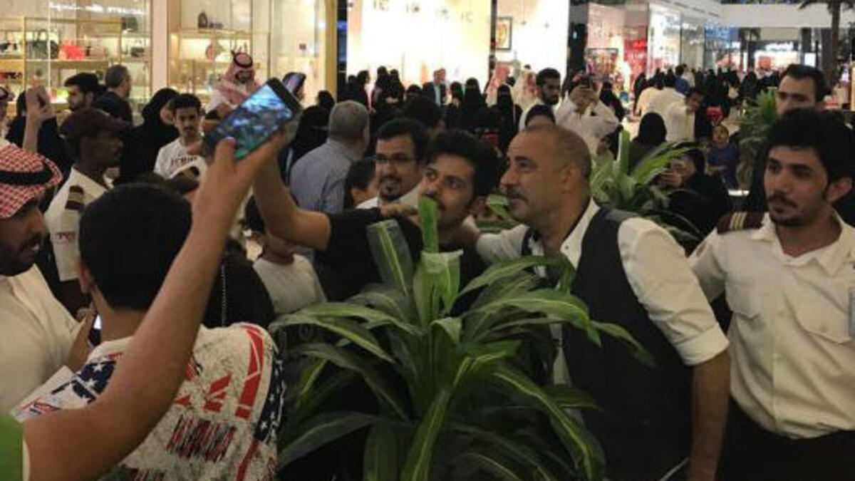 جرى التوقيع مع الفنان محمد سعد (اللمبي) لتقديم عروض مسرحية خاصة في مناطق مختلفة داخل المملكة.