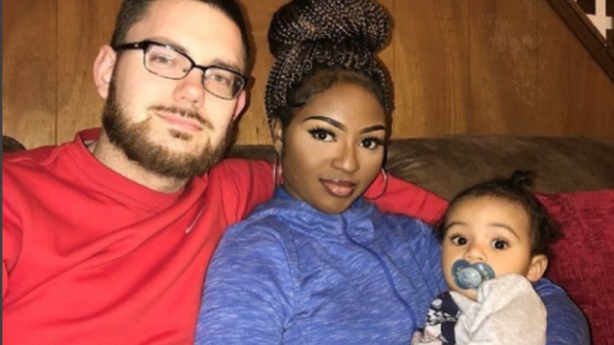 عائلة لديها طفلة بجمال الأم ولون الأب