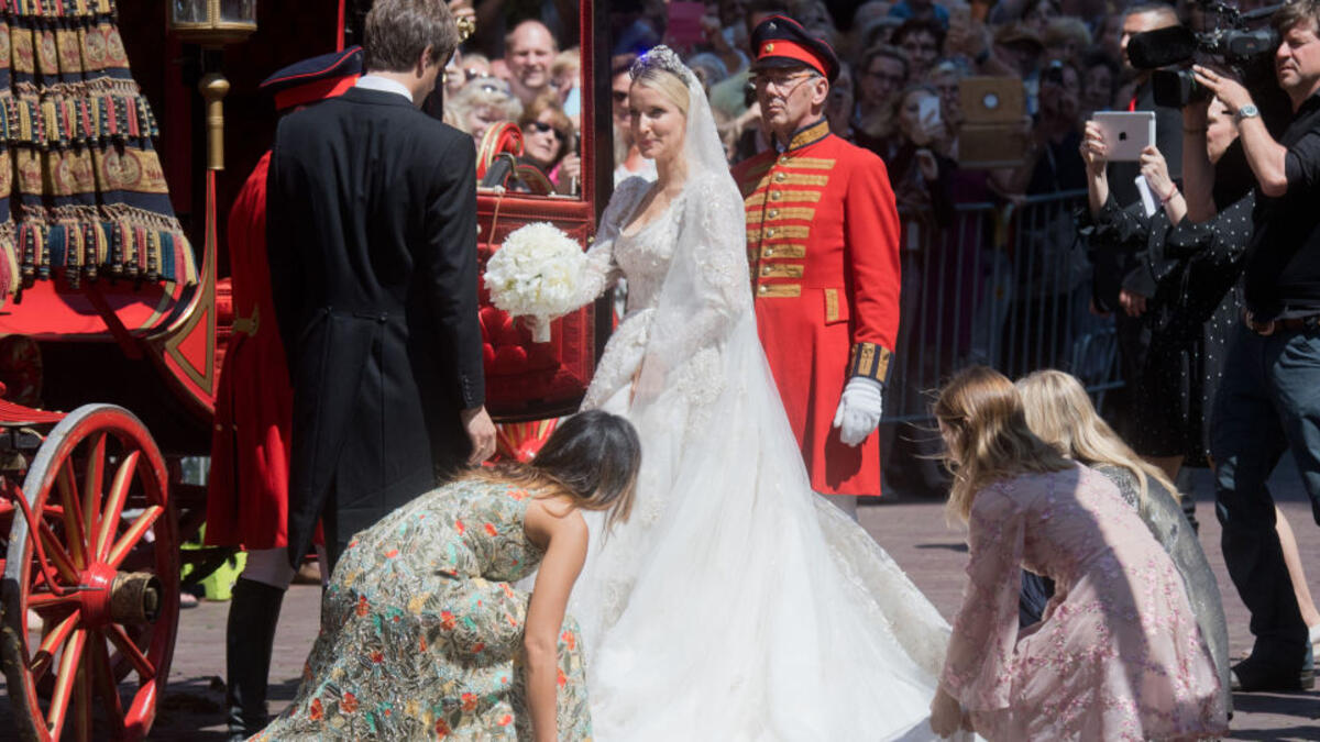في حفل زفاف فخم وكلاسيكي حسب التقاليد الألمانية، تخلله مرور عربات قديمة تجرها جياد، تزوج أمير هانوفر البالغ من العمر 33 عامًا وعروسه التي تصغره بعامين، بعد قصة حب  امتدت لـ6 سنوات، وعاشا معًا في العاصمة البريطانية لندن فترة طويلة.