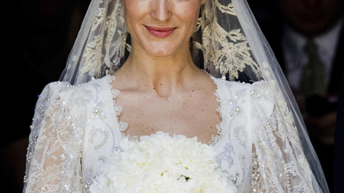 وُلدت العروس بكاترينا ماليشيفا في روسيا ثم عاشت في براغ، وفي سن الـ19 انتقلت لتعيش في المملكة المتحدة، حيث درست الأزياء هناك، تمتلك خط EKAT للأزياء.