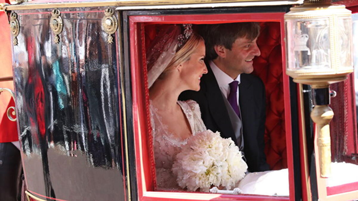 يكاترينا هانوفر والأمير إرنست أغسطس أمير هانوفر يغادران كنيسة ماركتكيرشه  بعد حفل زفاف، بحضور شخصيات فنيّة وأفراد من عائلات أرستقراطية أوروبية.