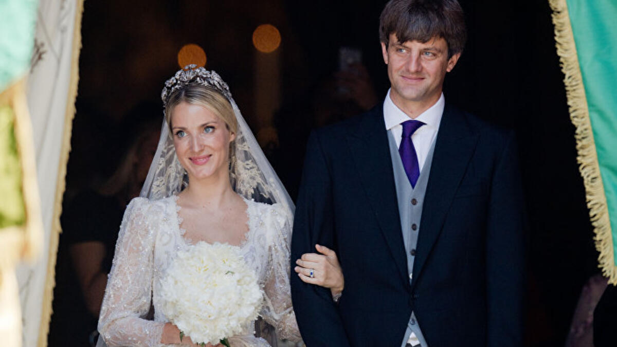 كان حفل الزفاف متواضعًا ولم يقم في صالة ضخمة وبحضور قليل، مقارنة بحفلات زفاف الأمراء، أما الأمير العريس فحضر الحفل ببذلة وقميص وربطة عنق، وارتدت العروس فستانًا أبيض مع طرحة بتصميم كلاسيكي، مزينًا بتطريزات من تصميم اللبنانية ساندرا منصور.