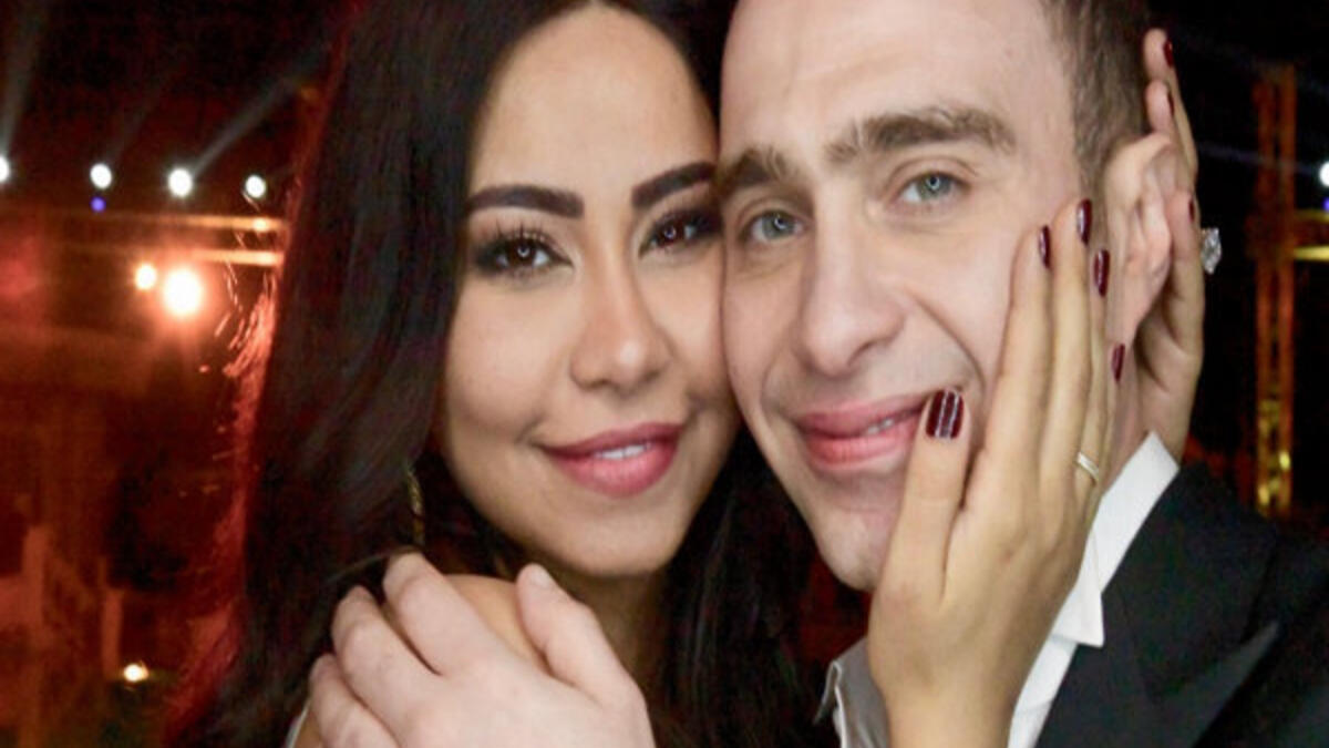 ظلت قصة المطربة شيرين مع حسام حبيب حديث مواقع التواصل الاجتماعي لفترة طويلة، حيث ظلّا ينفيان ارتباطهما، إلا أنهما فاجئا الجميع بالزواج بعد نفي الشائعة أكثر من مرة.