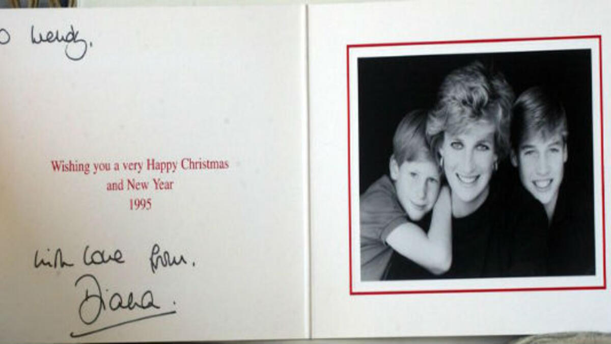 عام 1995: أرسل وليام وهاري صورة تجمعهما بوالدتهما الأميرة ديانا، في حين أرسل والدهما الأمير تشارلز صورة منفصلة له.