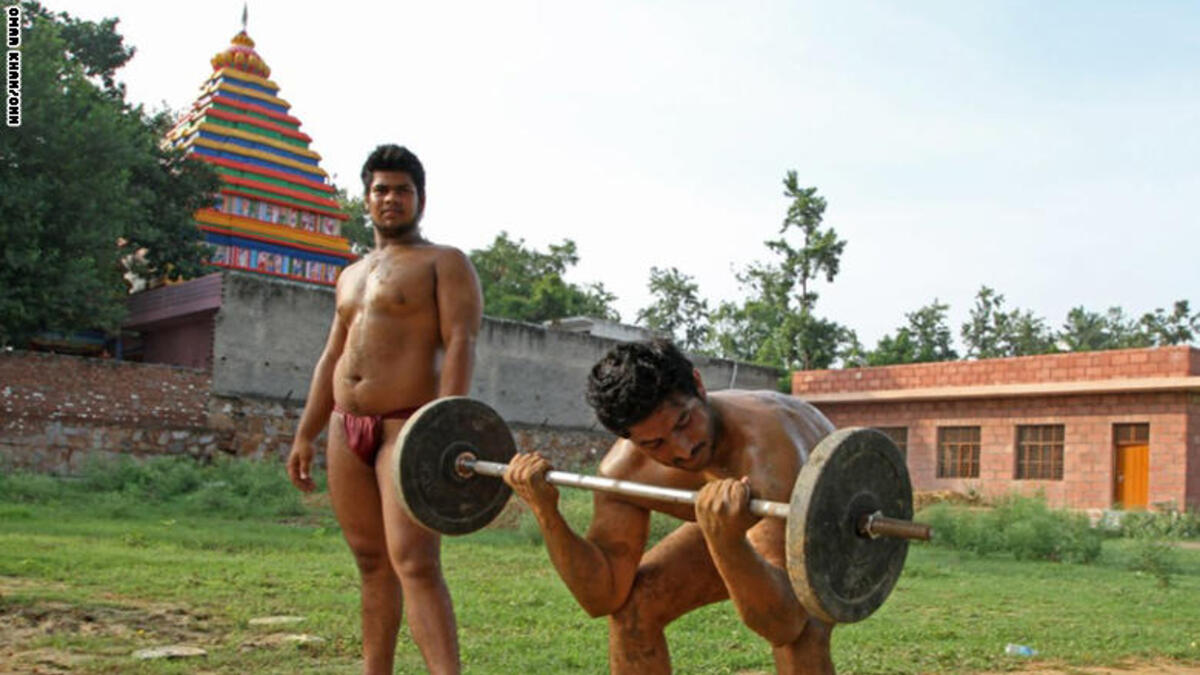 ويخضع العشرات من رجال القرية لبرنامج تدريبي شاق يتضمن المصارعة في الطين وتسلق الحبال ورفع الأثقال