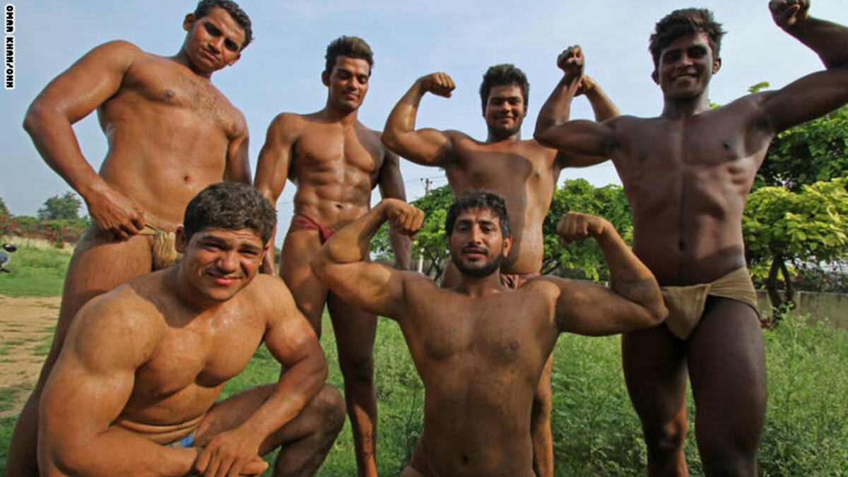تُخضّع قرية "آسولا فاتحبور بيري" الرجال من سن المراهقة إلى عمر الخمسين لتمارين شاقة ساعتين صباحًا ومساءً