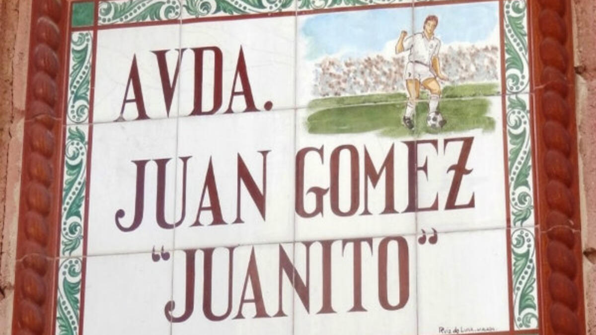 وللنجم الإسباني "خوان غوميز غونزاليس" والشهير بـ"خوانيتوله"، شارع يحمل اسمه في أحد شوارع مدينة ملقا الاسبانية.