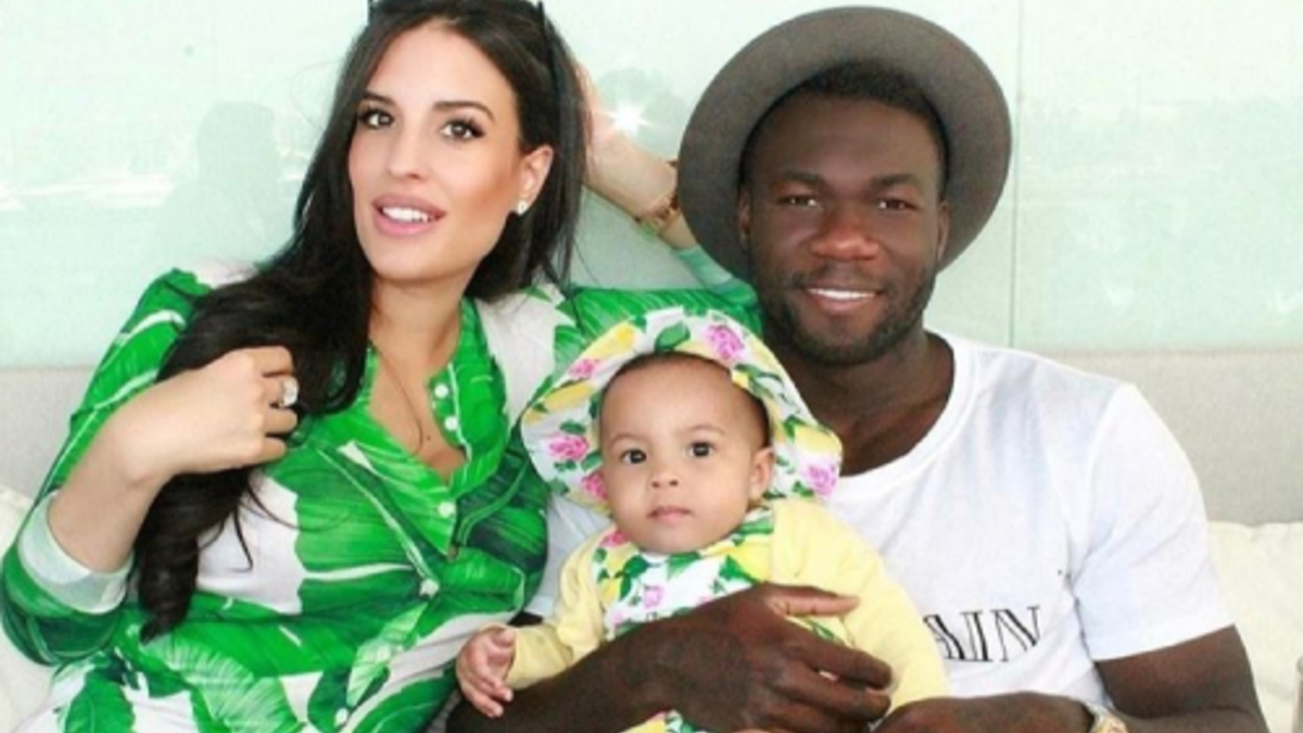 عائلة لديهم طفلة لا تختلف عن والدتها إلا بتدويرة الوجه