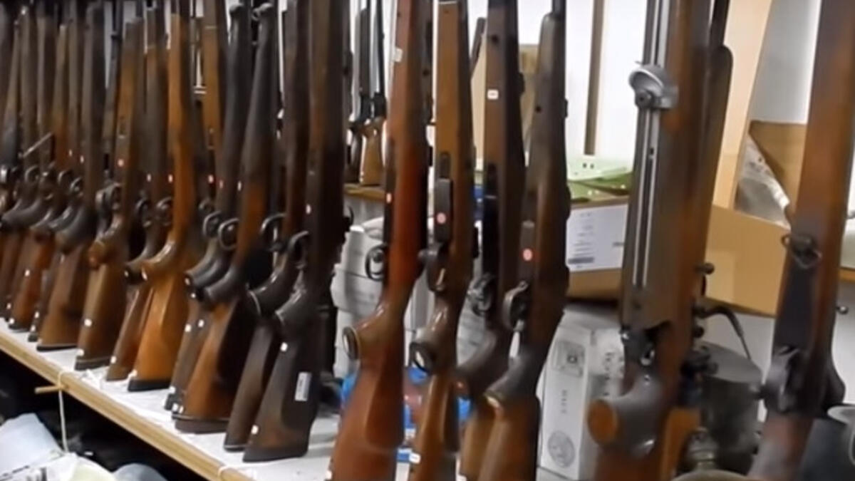 فرنسا: يخضع المشترون لاختبار نفسي بعد أن يحصلوا على رخصة صيد تجدد دوريًا، ويرفض طلبات من لهم سجل جنائي، إلا أن الملايين يمتلكونها بشكل غير قانوني