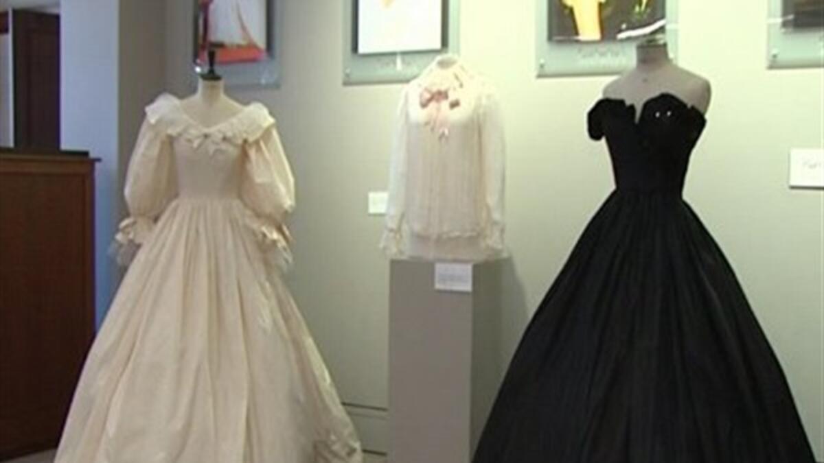 عرضت ديانا 79 فستانًا ظهرت بها على أغلفة المجلات في جميع أنحاء العالم للبيع في مزاد. وجمع المزاد 3.5 مليون جنيه استرليني للجمعيات الخيرية، ويبدو أن ذلك كان يعد تعبيرًا رمزيا عن محاولتها نسيان الماضي.