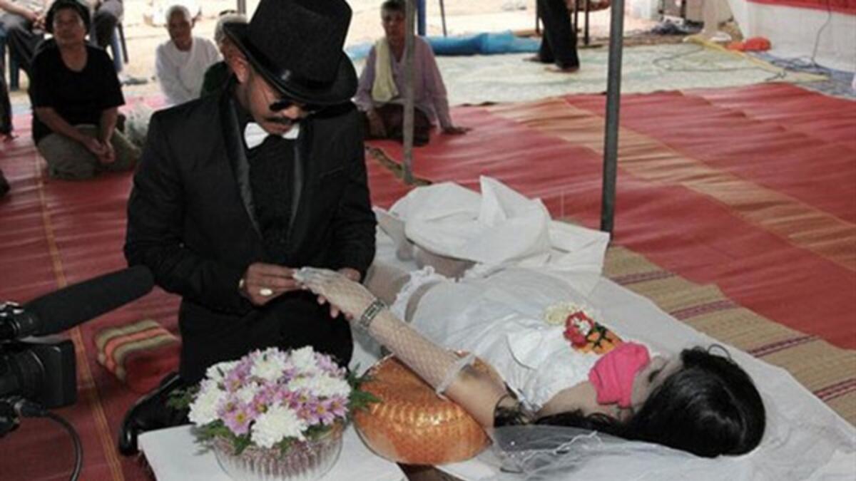 مخرج ياباني يتزوج من جثة خطيبته بعد وفاتها المفاجئ فى حادث سير