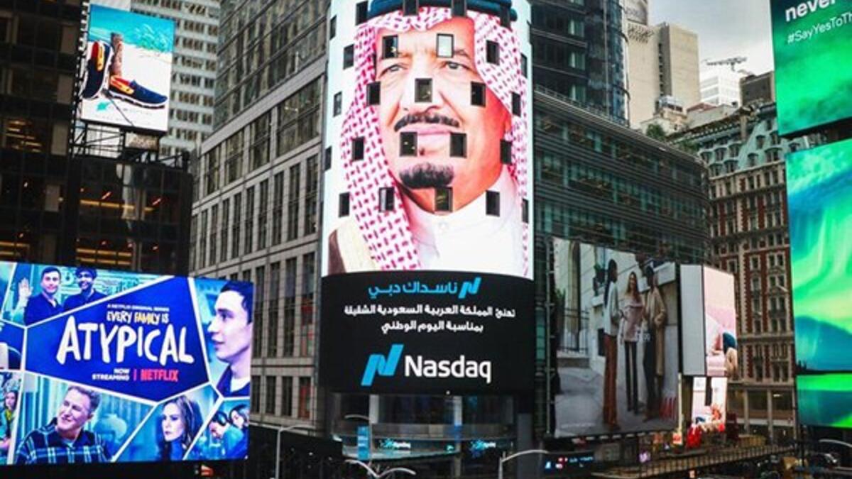 تزين ميدان التايمز Times Square، أشهر ميادين مانهاتن في مدينة نيويورك، بصورة خادم الحرمين الشريفين الملك سلمان بن عبدالعزيز آل سعود.