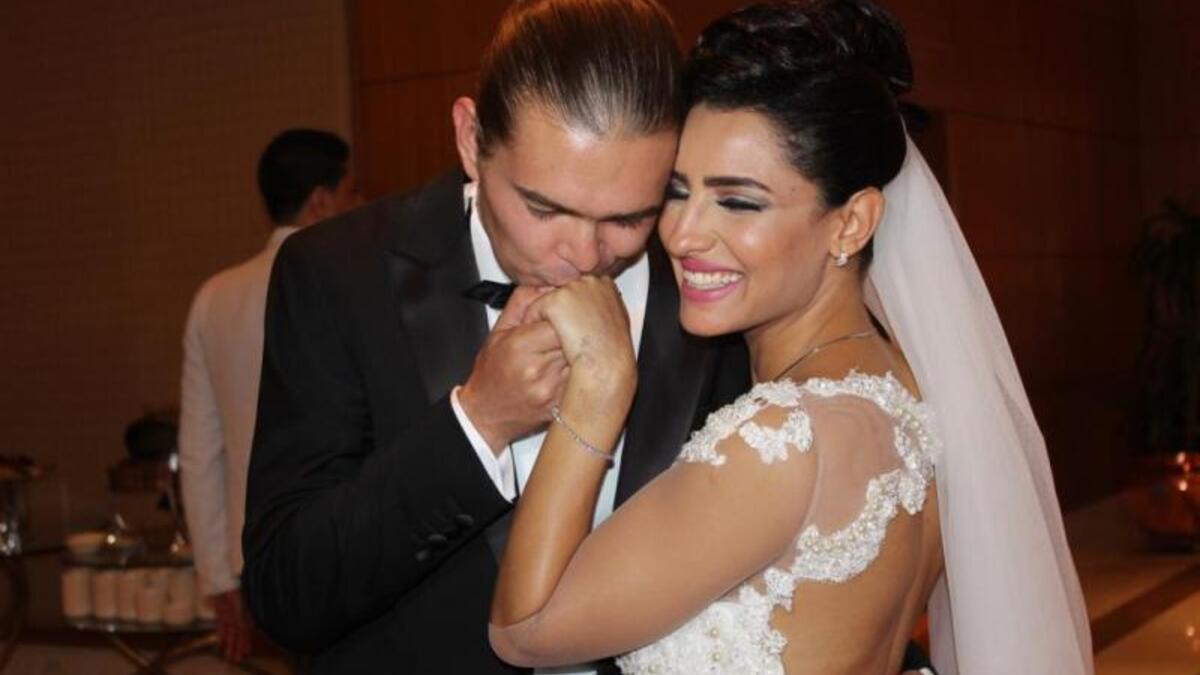 بعد أن فاجأت الفنانة ياسمين كساب الجميع بزواجها من الجراح الروسي آرتيوم كوشرجيان، الذي أشهر إسلامه وأصبح اسمه "عمر" أعلنت طلاقها منه بعد ثلاثة أشهر.