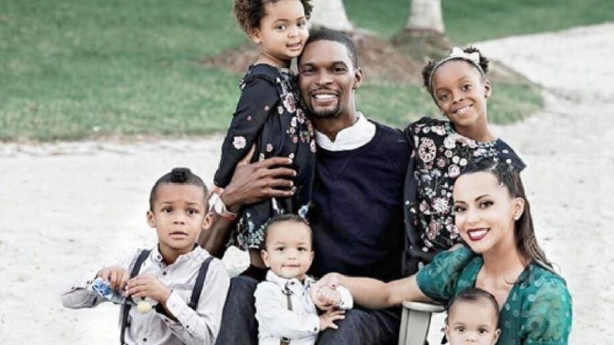 عائلة بثلاث أبناء ذكور يشبهون الأم وفتاتين تشبهن والدهن