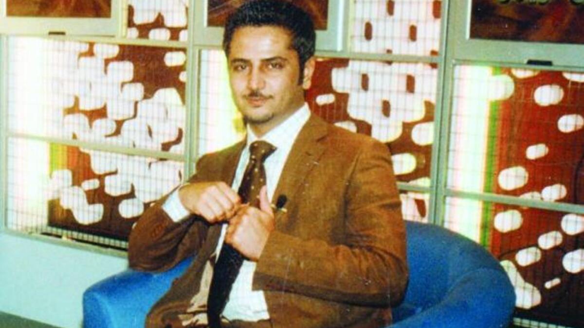 بدأ حياته الإعلامية في إذاعة الرياض وكان مذيعاً لنشرة الاخبار وانتقل إلى مركز الشرق الأوسط تحديداً إذاعة mbc في لندن وعمل كمذيع لنشرة الأخبار وقدم بعض البرامج السياسية وكان يحب الفن و يمتلك صوتاً رائعاً في قراءة الأشعار .