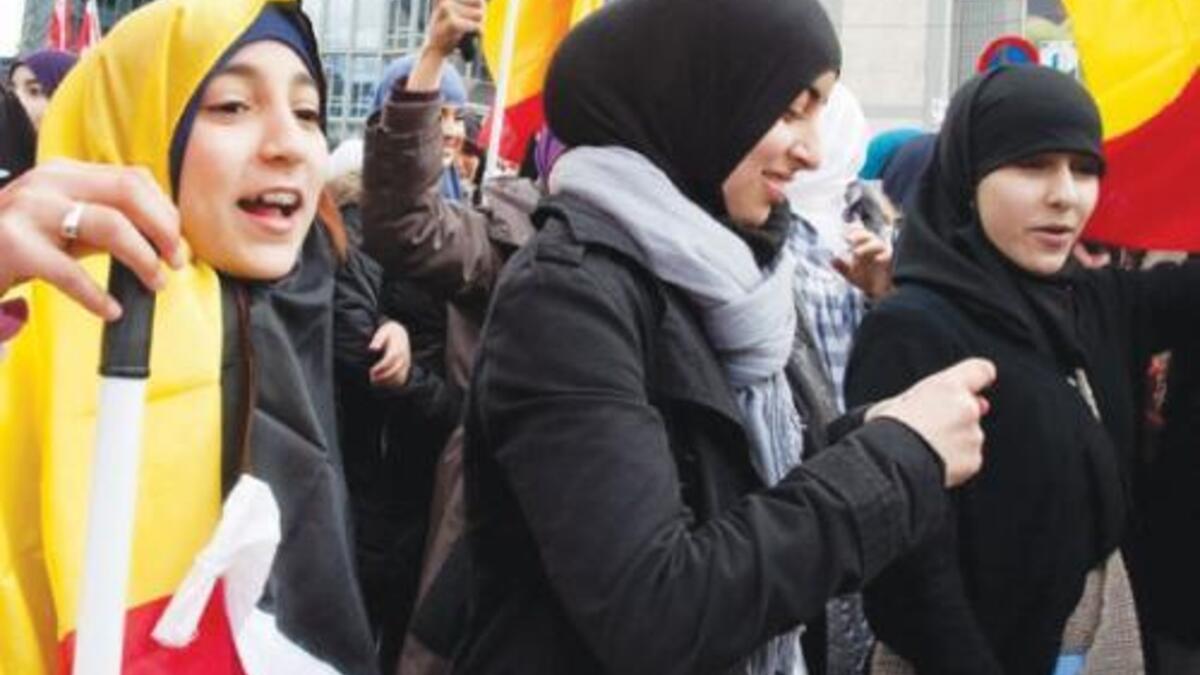 Belgian-muslim-women-protest-demonstration-hijab-burqa-niqqab-www.muslimpress.com-2015